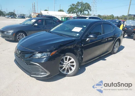 2021 Toyota Camry Le z USA, uszkodzony, nr VIN 4T1C11AK6MU563015
